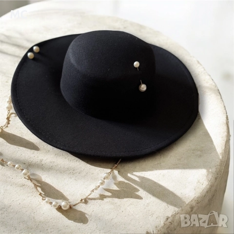 Черна дамска шапка Федора