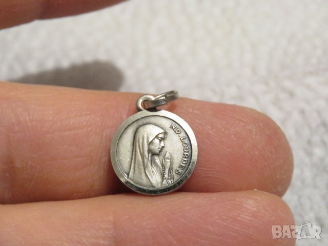 Малък Старинен медальон молещата се мадона ., снимка 2 - Антикварни и старинни предмети - 29873632