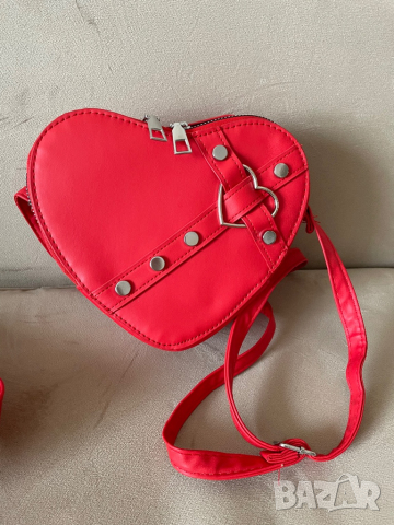 Червена дамска чанта-сърце с дълга дръжка , снимка 1 - Чанти - 44776781