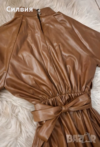 Дълга лъскава кожена рокля в цвят камел с X-образна връзка на талията, размер "S"-"M", снимка 7 - Рокли - 53118037