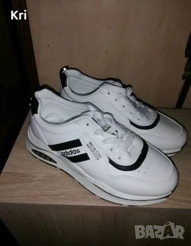 Дамски маратонки adidas, бяло и черно 