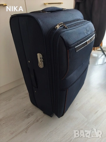 Голям куфар тъмно син. 