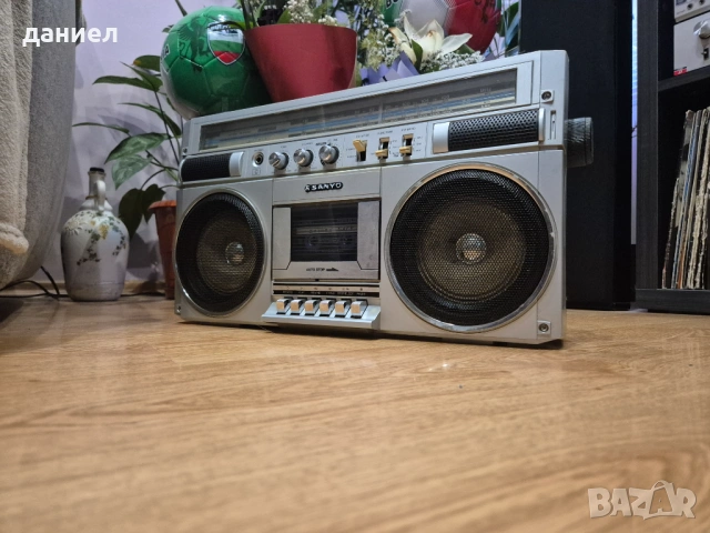 Касетофон SANYO M9830 с много добър външен вид, снимка 2 - Радиокасетофони, транзистори - 53900006