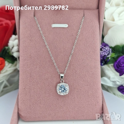 💎 Елегантно колие с квадратен централен кристал, обграден от фини камъчета.