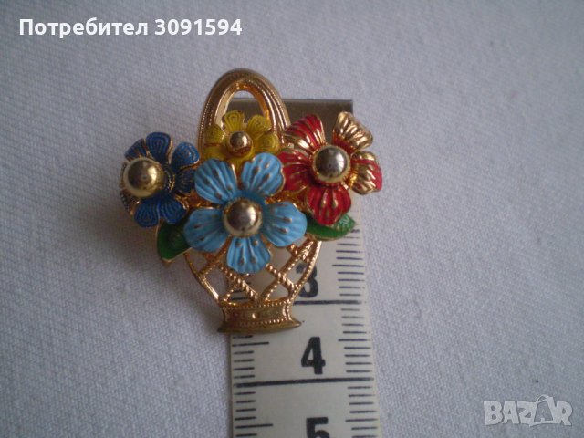 Стара брошка кошница с цветя