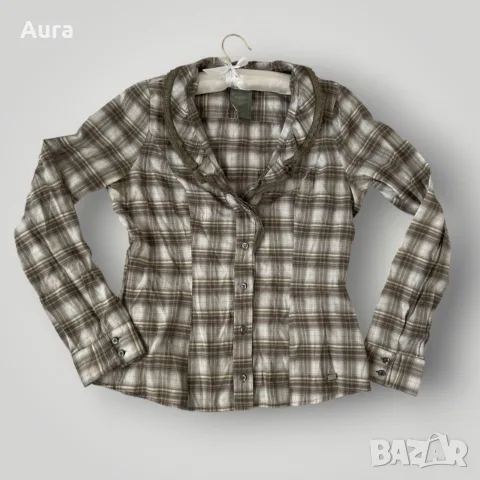 long-sleeve fitted plaid button-up shirt