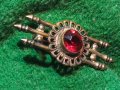 СТАРИННА СКЪПОЦЕННА ПОСРЕБРЕНА АЖУРНА РЕТРО БРОШКА с ЮВЕЛИРНО РЪЧНО ФАСЕТИРАН КАМЪК ГРАНАТ 38599, снимка 1