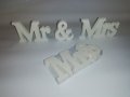 Дървен надпис Mr & Mrs