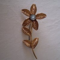 Дамска брошка  арт деко "цветя"  от пресован месинг и циркони , снимка 1 - Антикварни и старинни предмети - 36729873
