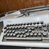 Пишеща машина, снимка 1 - Антикварни и старинни предмети - 42249864