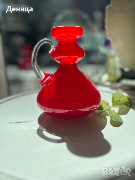 Стъклена красавица с огнена рокля Ваза с дръжка и височина-15.5 см , снимка 1