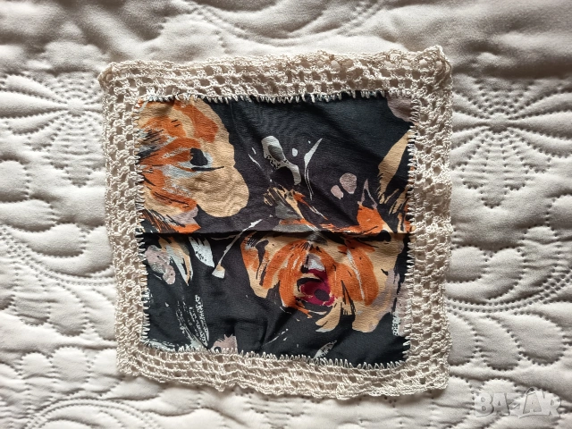 Кърпичка ръчно бродирана на една кука 20Х20см.