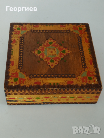 Стара дървена пирографирана кутия от Соца.16/16/5 см.
