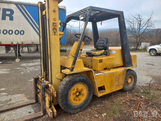 Мотокар Caterpilar работещ