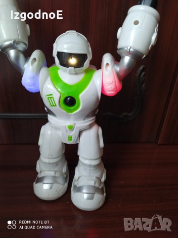 Робот свети, издава звук и се движи