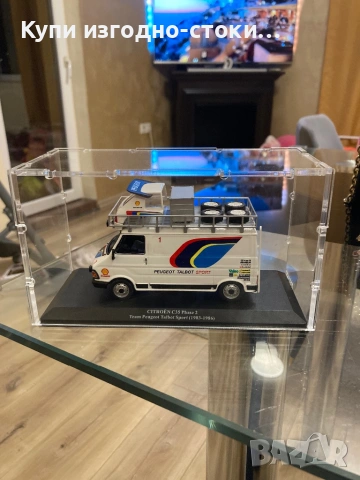 Умален модел на бус с прозрачен кейс