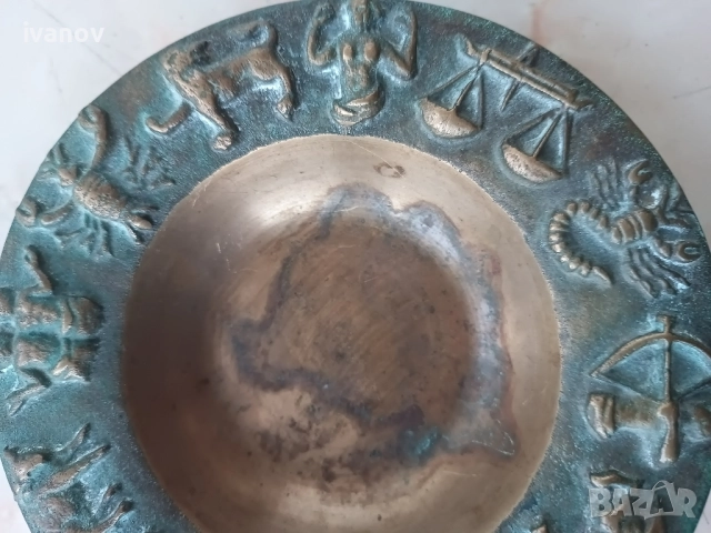 Масивен бронзов пепелник със зодии, снимка 7 - Антикварни и старинни предмети - 51724607