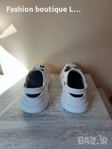 Бели кроксове на платформа с различни значки които се местят и махат 38 / 39 номер 🤍, снимка 3 - Други - 47867118