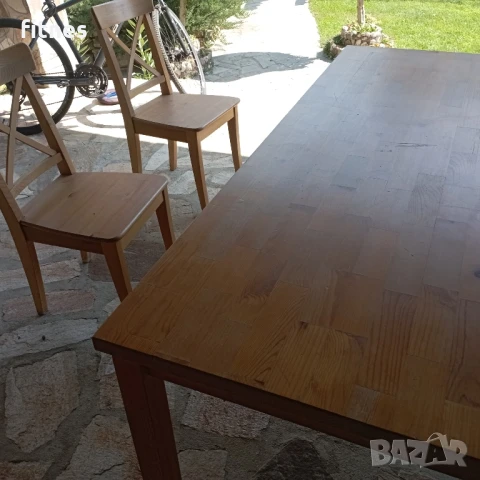 Маса със четири стола.