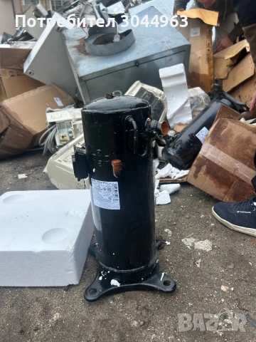 Продавам  мотори за климатици и чилари почти нови компресори.тел. 0897245505