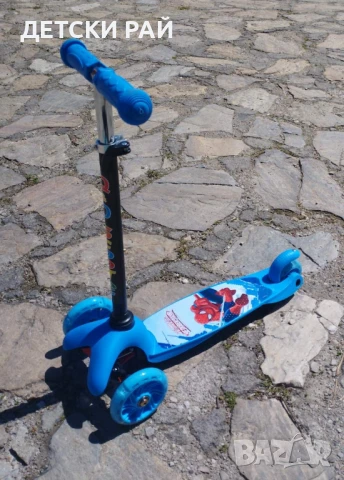 Тротинетка със светещи гуми 