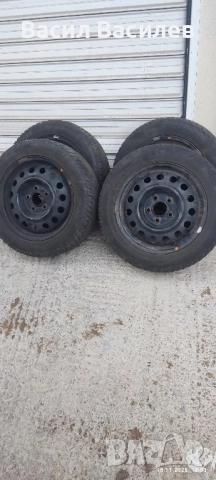 Продавам зимни гуми с метални джанти 