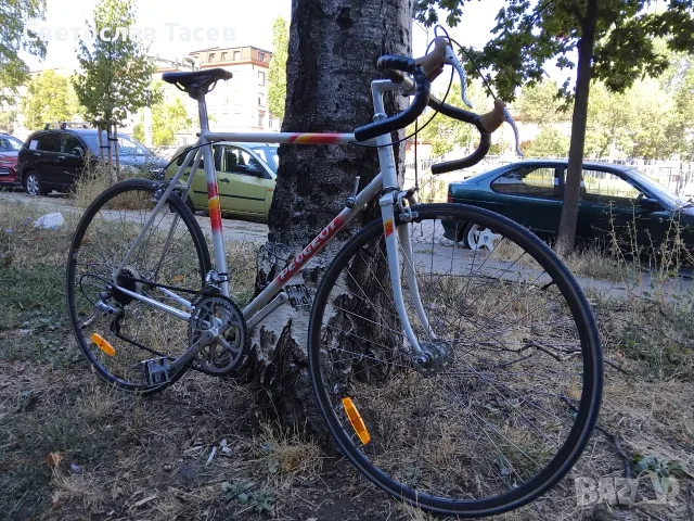 Шосейно колело Peugeot Tourmalet от 1988 година със стоманена рамка.  12 скорости (6х2).  Чисто нов 