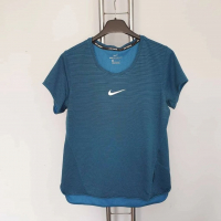 Страхотна дамска спортна тениска NIKE размер L , снимка 2 - Тениски - 36514604