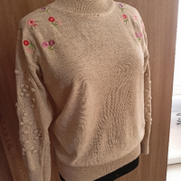 Бежов пуловер с цветя, снимка 2 - Блузи с дълъг ръкав и пуловери - 44582244