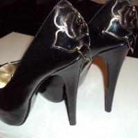 Черни лачени обувки с метална украса , снимка 2 - Дамски обувки на ток - 29922120