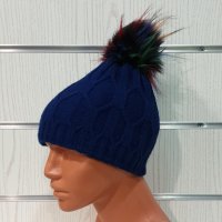 Нова зимна дамска тъмносиня шапка с шарен помпон/пух, снимка 7 - Шапки - 31664861