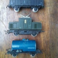 Стари оригинални германски локомотив с два вагона, снимка 3 - Колекции - 38954380