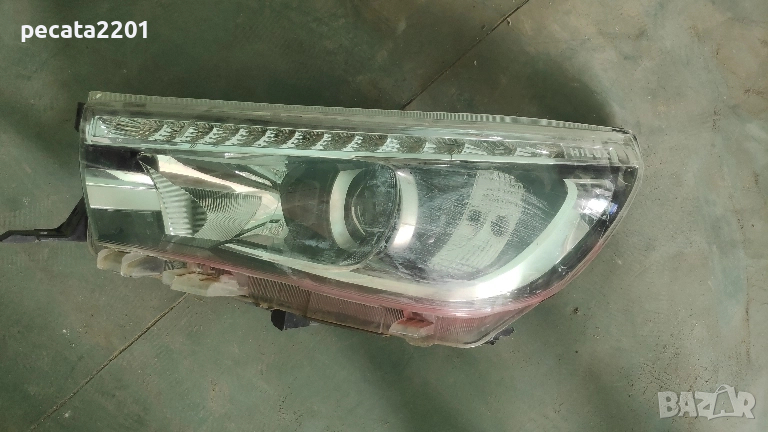 Продавам - оригинален ляв фар за Toyota Hilux 2018 г. за части, снимка 1