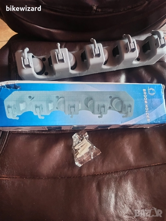 Стойка за 4 метли/четки + 5 куки НОВО, снимка 1