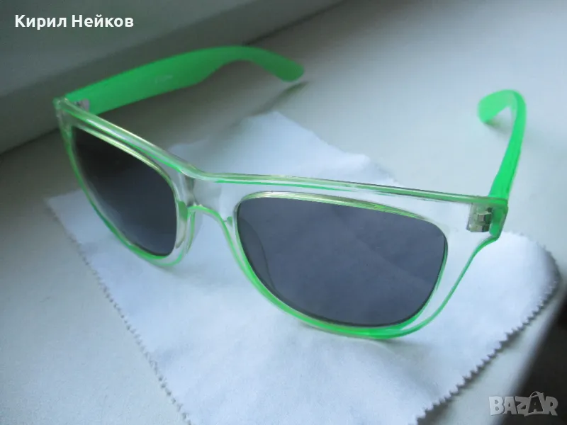 Младежки тъмни очила със зелена рамка, снимка 1