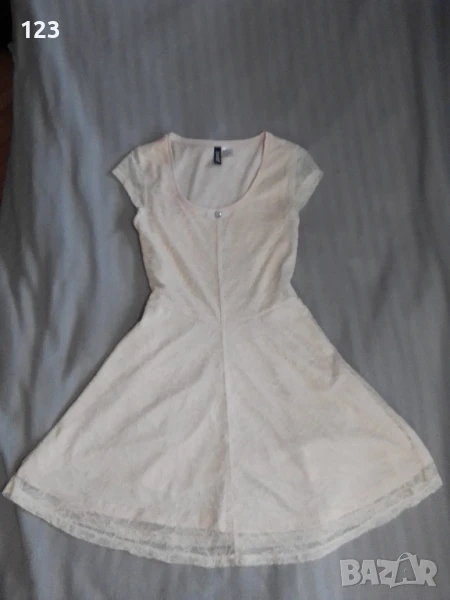 Спортно-елегантна  маркова дантелена  рокля в чаен цвят (кремаво-телесен) с камъчета-диамантчета, снимка 1