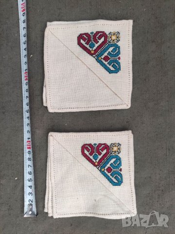 Продавам 2 кърпички с шевица
