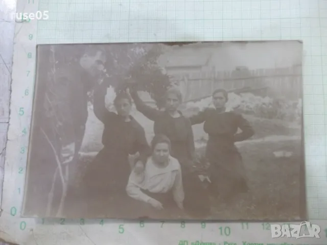 Снимка стара на група от един мъж и четири жени