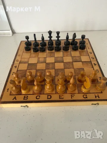 Шах с дървени фигури