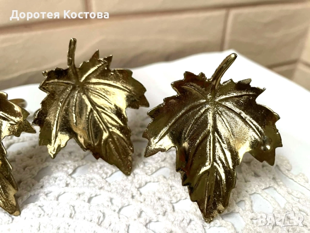 Красиви месингови пръстени за текстилни салфетки от Англия във формата на листа, 4 бр, снимка 2 - Аксесоари за кухня - 52666481