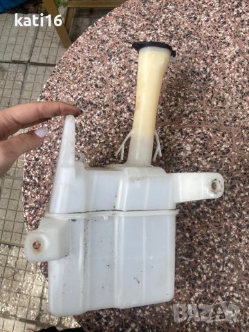 Казанче течност за чистачки toyota corolla, снимка 2 - Части - 42862776