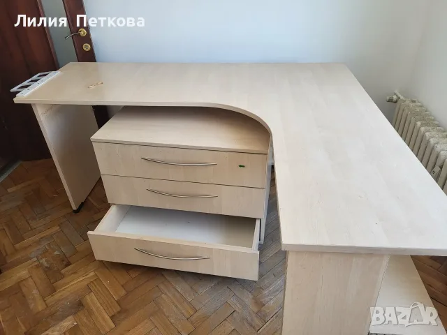 ъглово бюро със скрин 