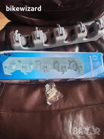 Стойка за 4 метли/четки + 5 куки НОВО