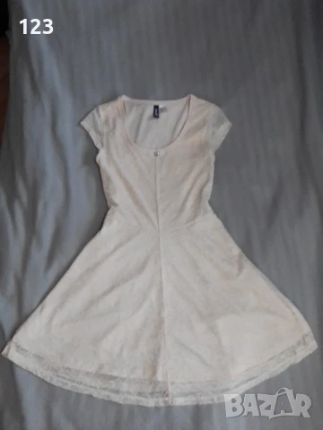 Спортно-елегантна  маркова дантелена  рокля в чаен цвят (кремаво-телесен) с камъчета-диамантчета