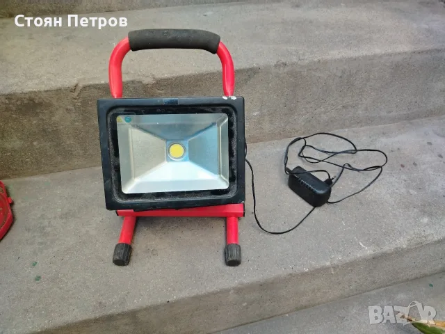 LED прожектор с батерия зарядно