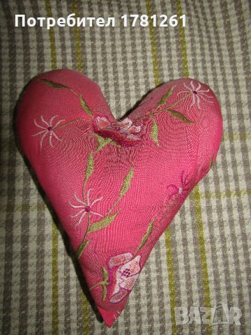 Декоративна възглавничка сърце с цветя, снимка 1 - Декорация за дома - 30378510