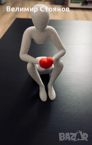 NBody - Прегръдката на любовта: Nbody – Модер на декоративна фигура „Четящ човек“