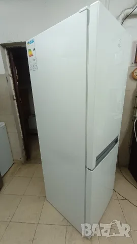 Хладилник с фризер INDESIT , снимка 4 - Хладилници - 55877270