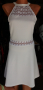 Бяла рокля с нежна дантелка над бюста и около талията