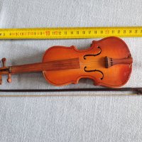 Малка сувенирна цигулка - точно копие на оригинала., снимка 4 - Струнни инструменти - 42389315
